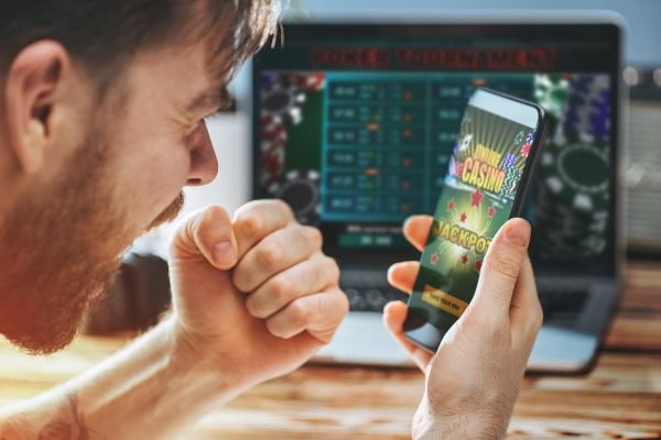 Pengguna mengakses login mitra88 melalui smartphone dengan interface yang responsif dan mudah digunakan